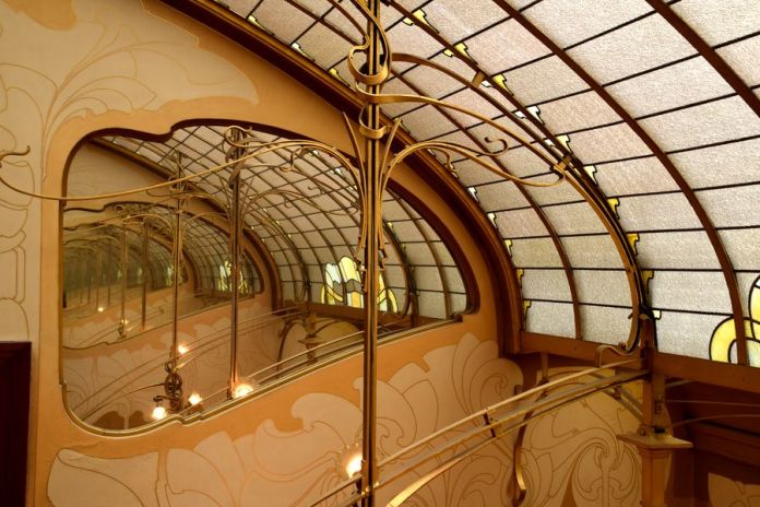 jeu de miroirs au dernier niveau de la cage d'escalier du musée Horta Bruxelles
