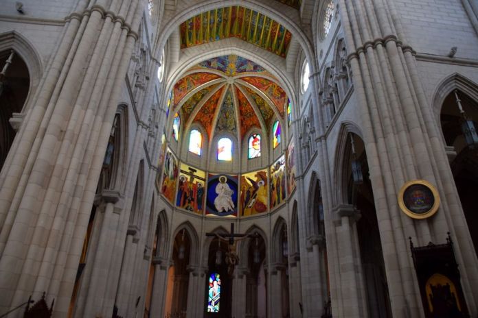 cathédrale madrid intérieur lumineux