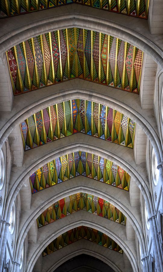 explosion de couleurs sur le plafond cathédrale