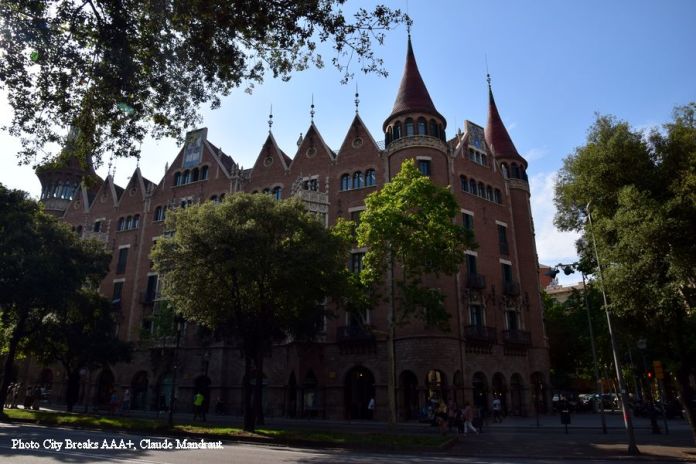 Casa de las Punxes tours pointues Barcelone