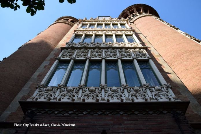 panneaux sculptés de fleurs et de roses