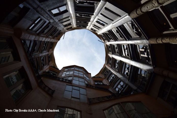 dans la cour de la Pedrera