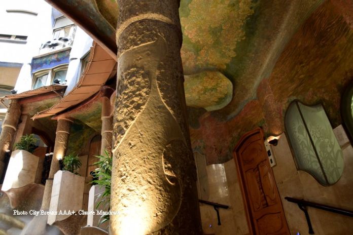 piliers décorés, portes travaillées fenêtres en verre sablée cage escalier la pedrera