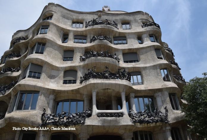 façade mouvementée de la Pedrera à Barcelone
