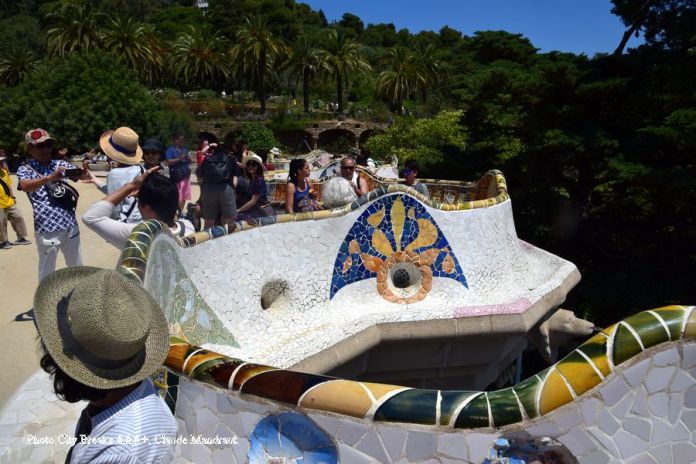 Pris d'assaut, les bancs en céramique du Park Güell