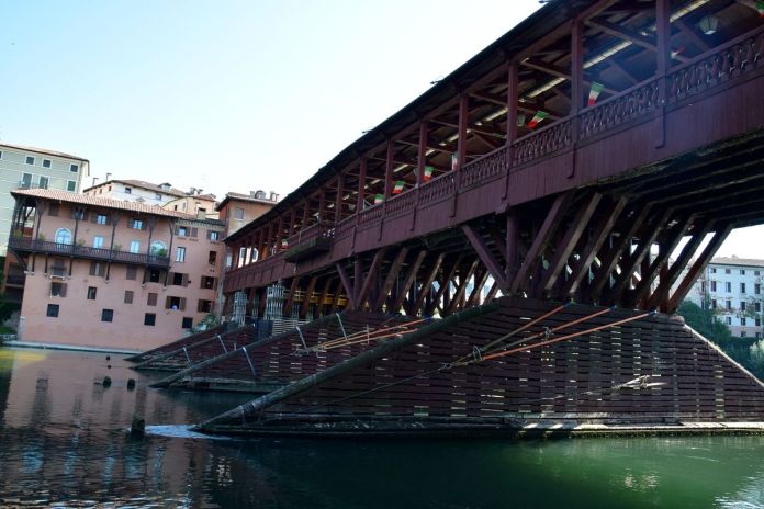 BassanodelGrappa, Italie, Italy, pontcouvert, piles