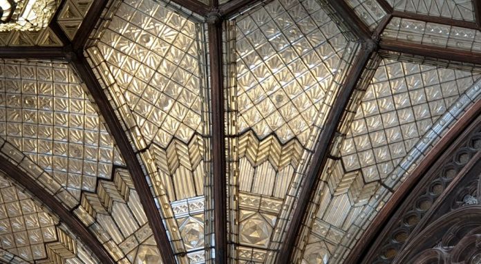 détail dentelle de verre coupole Parisi Udvar Budapest