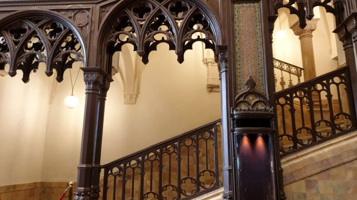 bois découpé Parisi Udvar Budapest Hungary