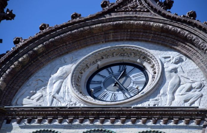 grande horloge céramique Parisi Udvar Budapest Hungary