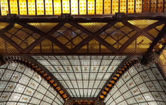 Vitraux courbes Parisi Udvar Budapest Hungary