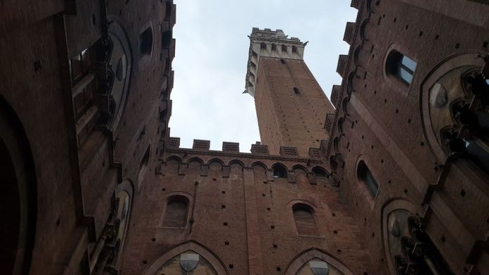 cour de l'hôtel de ville de sienne